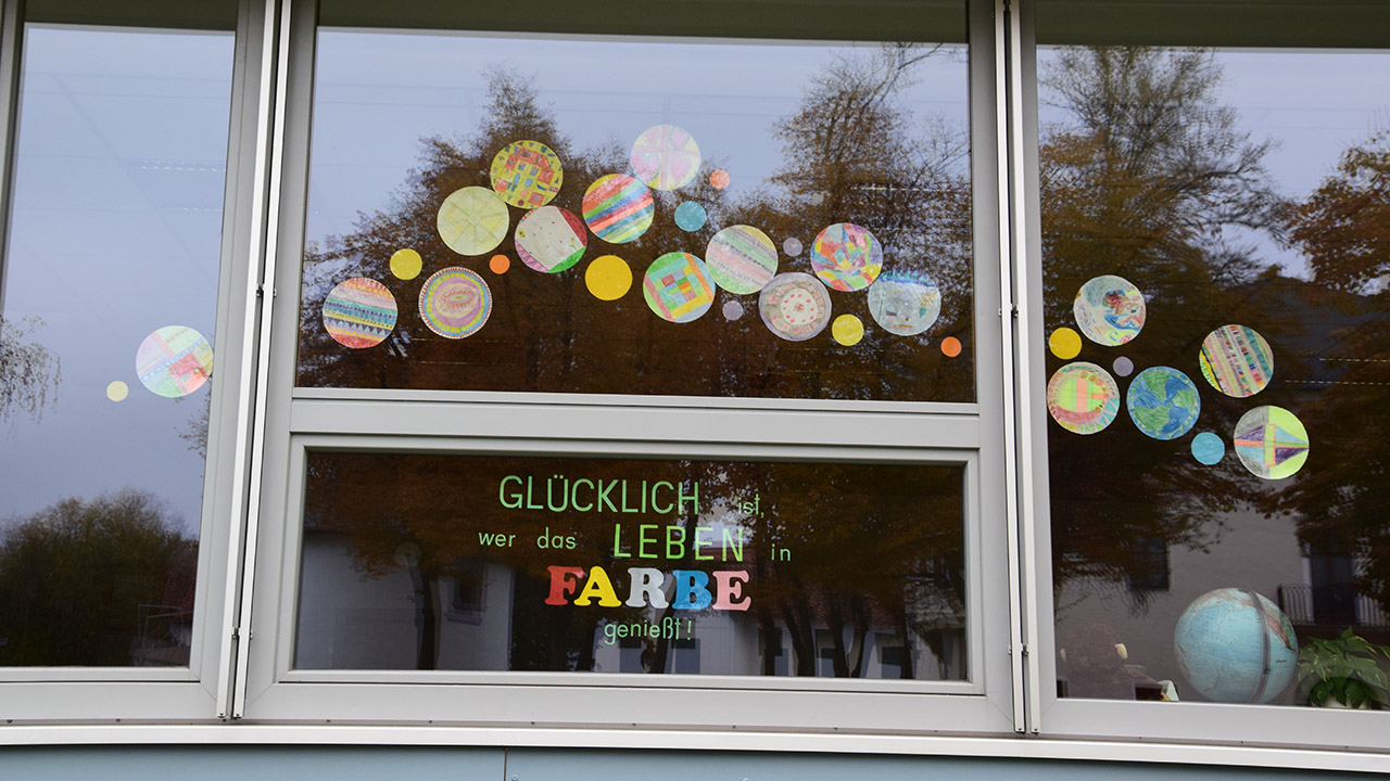 Lucky those who enjoy life in full color - discovered on the window of an elementary school in Villach